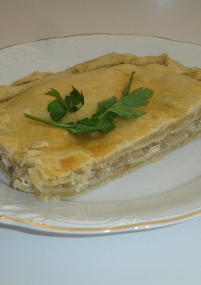 Una foto de Empanada de atún escabechada