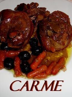 Una foto de Osobucco de pavo con romero y canela con aceitunas