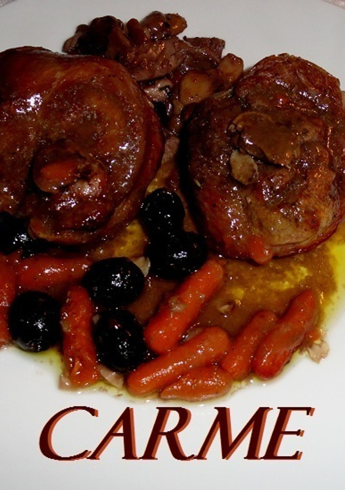 Una foto de Osobucco de pavo con romero y canela con aceitunas