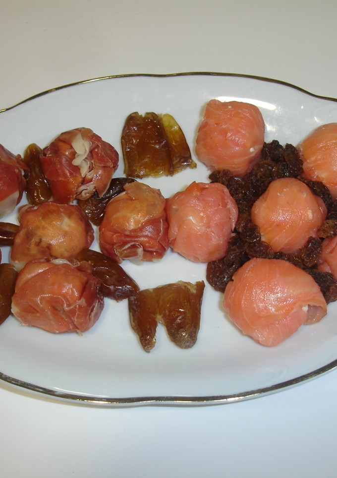 Una foto de Bolitas de jamón serrano y de salmón ahumado