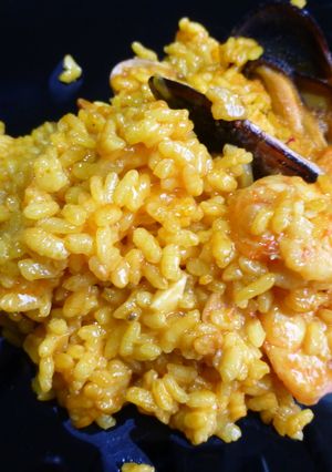 Una foto de Paella solo de pescado con azafrán