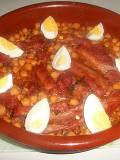 Una foto de Cazuela de costillas adobadas con garbanzos