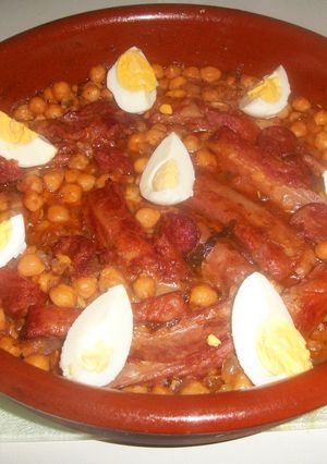 Una foto de Cazuela de costillas adobadas con garbanzos