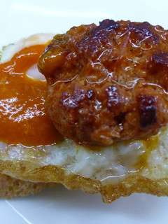 Una foto de Tostada de huevo frito y chorizo