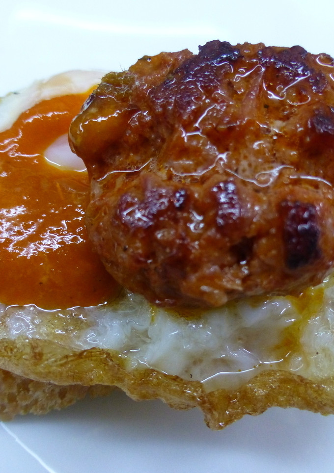 Una foto de Tostada de huevo frito y chorizo