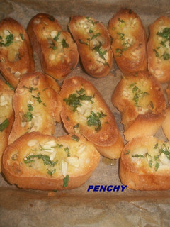 Una foto de Cómo hacer tostas de pan con ajo y perejil