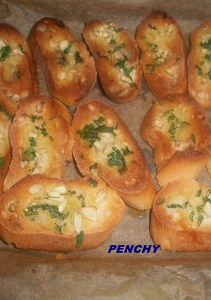 Una foto de Cómo hacer tostas de pan con ajo y perejil