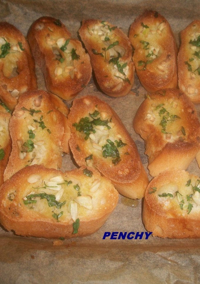 Una foto de Cómo hacer tostas de pan con ajo y perejil