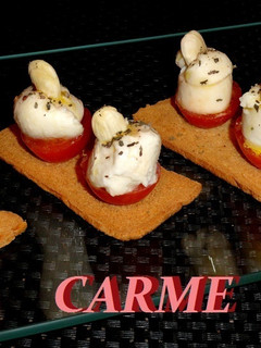Una foto de Montaditos de tomatitos y mozzarella fresca
