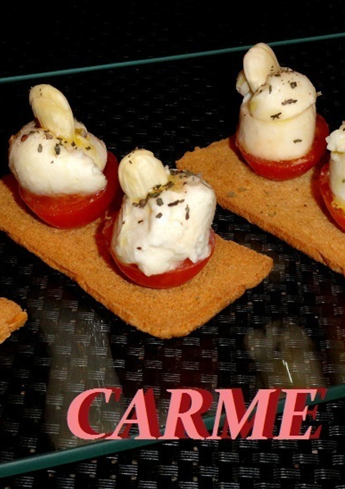 Una foto de Montaditos de tomatitos y mozzarella fresca