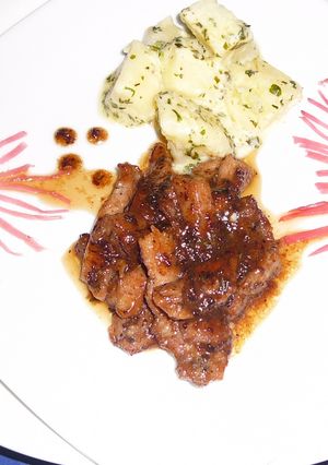 Una foto de Pollo en Salsa de Jengibre y ciruelas