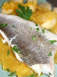 Una foto de Lubina con salsa de cebollas y sidra