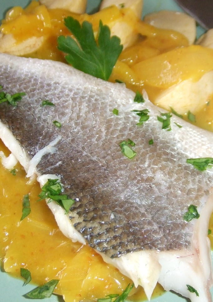 Una foto de Lubina con salsa de cebollas y sidra