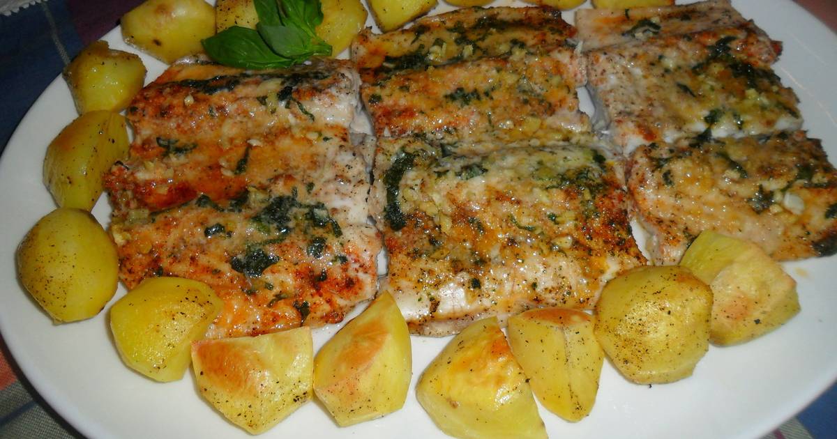 Pescado a la vizcaína con patatitas Receta de Gabriela Diez- Cookpad