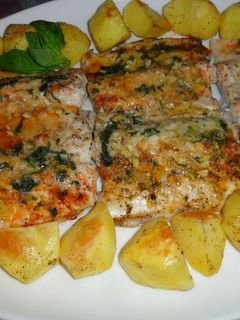 Una foto de Pescado a la vizcaína con patatitas