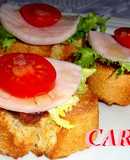 Tostas de pavo y frutos de la huerta
