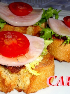 Una foto de Tostas de pavo y frutos de la huerta