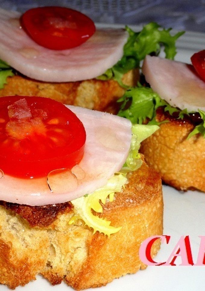 Una foto de Tostas de pavo y frutos de la huerta
