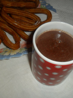 Una foto de Chocolate a la taza con churros caseros