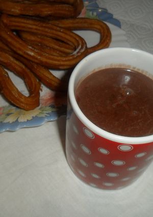 Una foto de Chocolate a la taza con churros caseros