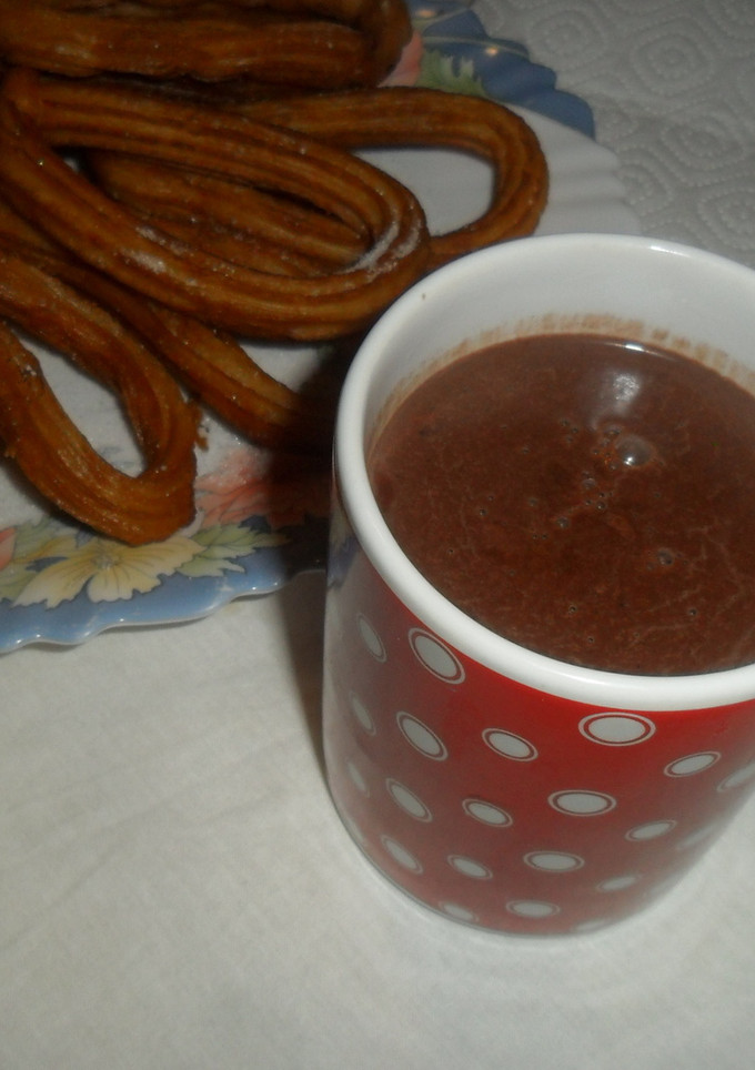 Una foto de Chocolate a la taza con churros caseros