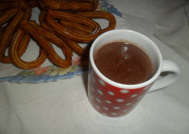 Chocolate a la taza con churros caseros