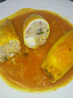 Una foto de Calamares rellenos de arroz y huevo
