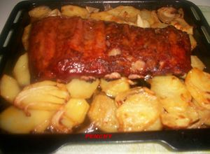 Foto principal de Costilla adobada al horno sobre cama de patatas a lo pobre