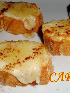 Una foto de Tostas de queso gratinado, con canela y miel