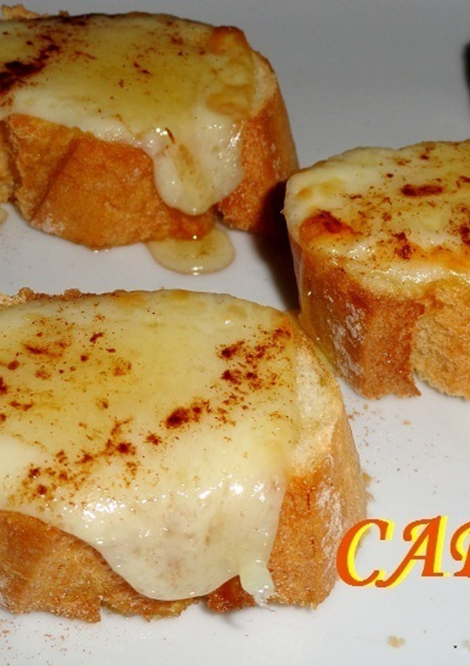 Una foto de Tostas de queso gratinado, con canela y miel