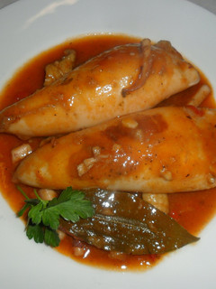 Una foto de Calamares rellenos de carne en salsa de tomate