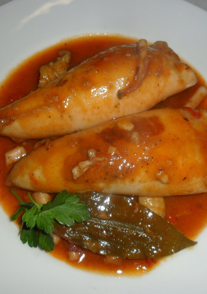 Una foto de Calamares rellenos de carne en salsa de tomate