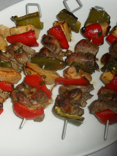 Una foto de Brochetas de cerdo y manzanas