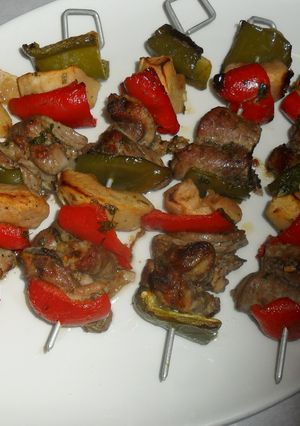 Una foto de Brochetas de cerdo y manzanas