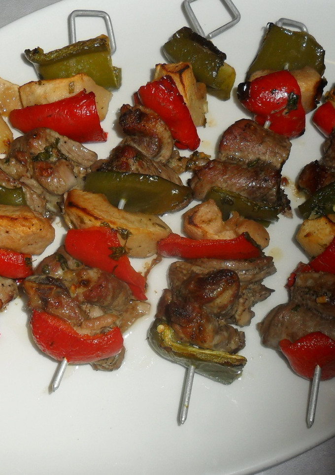 Una foto de Brochetas de cerdo y manzanas