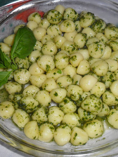 Una foto de Ñoquis al pesto