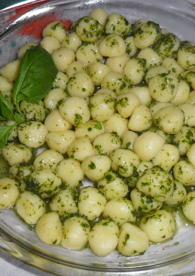 Una foto de Ñoquis al pesto