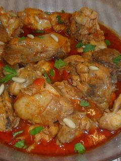 Una foto de Pollo con piñones en salsa de tomate