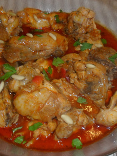 Una foto de Pollo con piñones en salsa de tomate