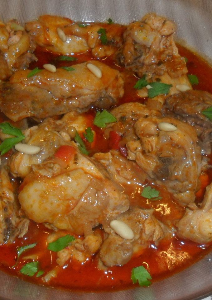 Una foto de Pollo con piñones en salsa de tomate