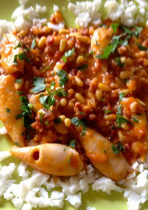 Una foto de Calamares con piñones y jamón