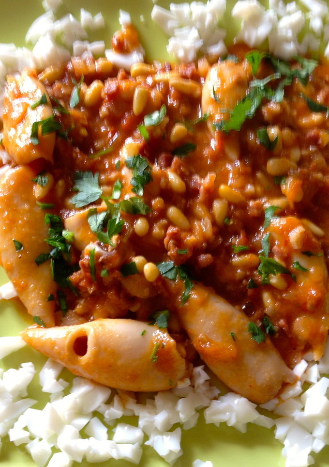 Una foto de Calamares con piñones y jamón