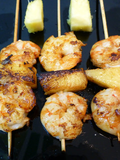 Una foto de Brocheta de langostino y piña