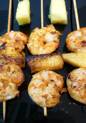 Una foto de Brocheta de langostino y piña
