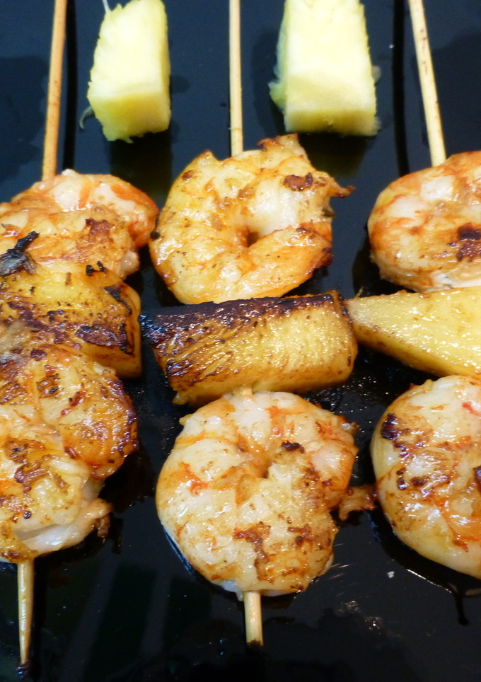 Una foto de Brocheta de langostino y piña