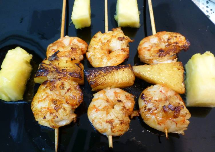 Brocheta de langostino y piña