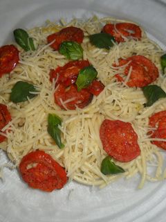 Una foto de Espaguetis al limón con tomates peritas