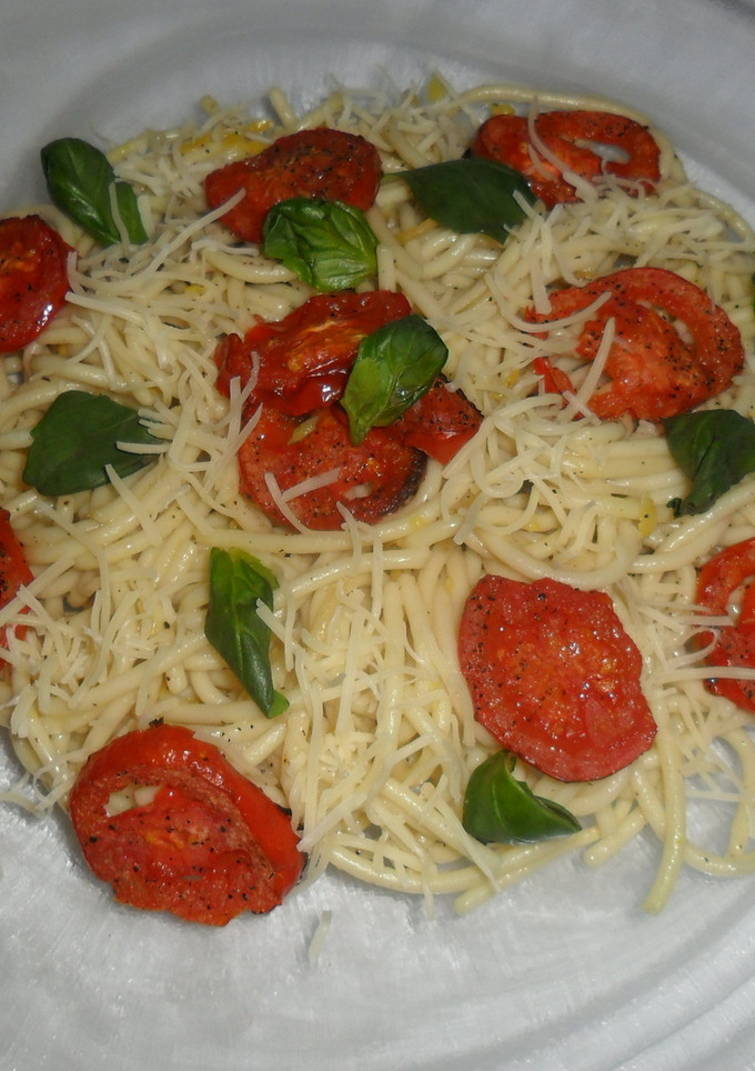 Una foto de Espaguetis al limón con tomates peritas
