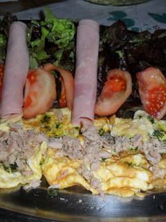 Una foto de Ensalada con tortillas francesas