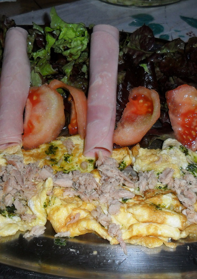 Una foto de Ensalada con tortillas francesas